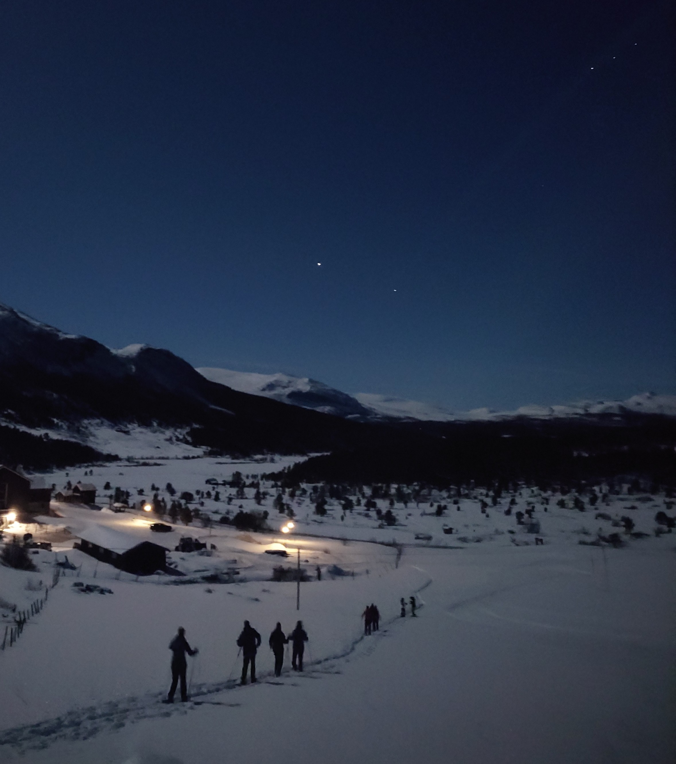 Person som hopper over en bekk med sekk