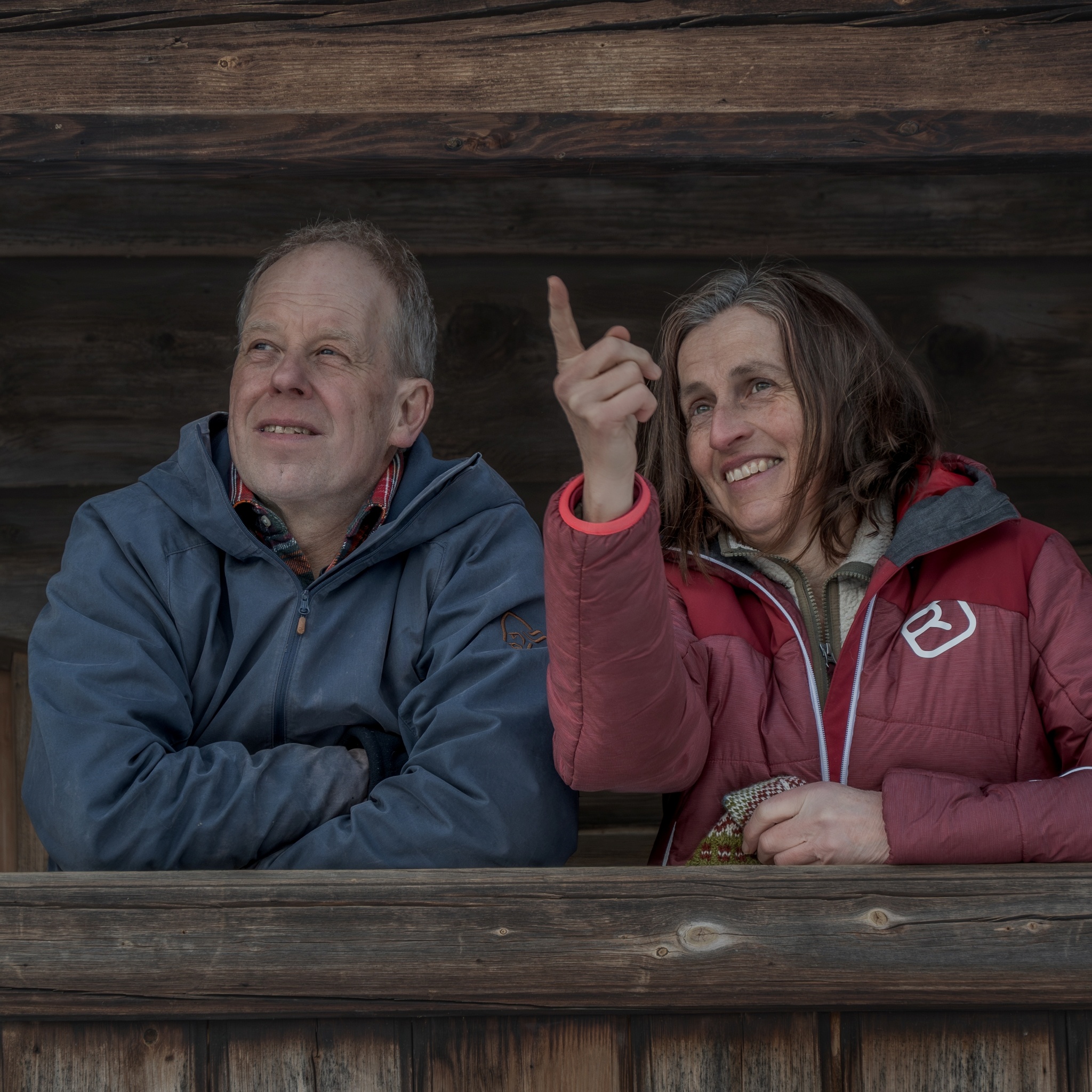 Mann und Frau auf der Veranda eines alten Hauses